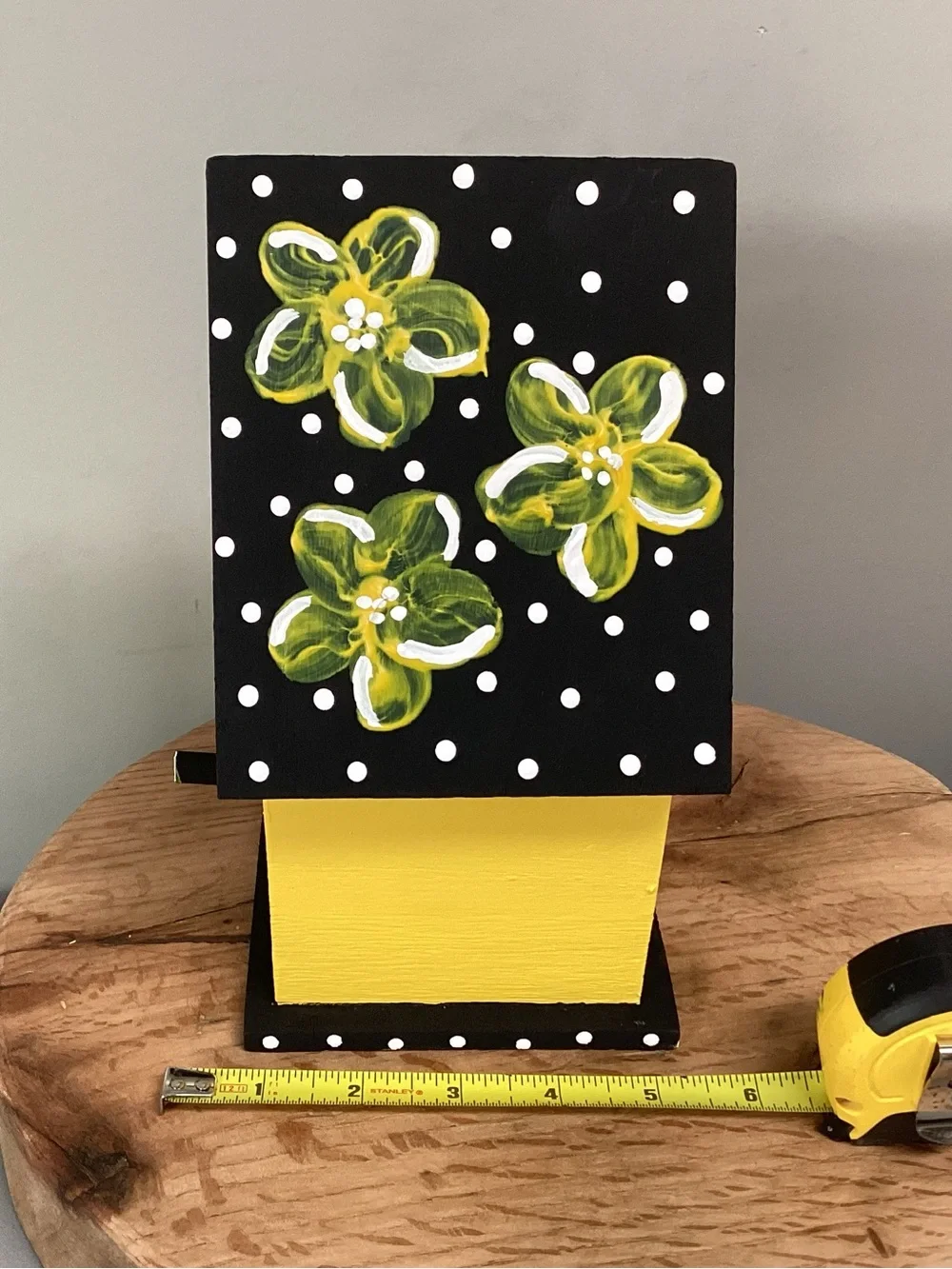 🟡 Hand Painted / Solid Wood & New - Beautiful Birdhouse with Floral Design